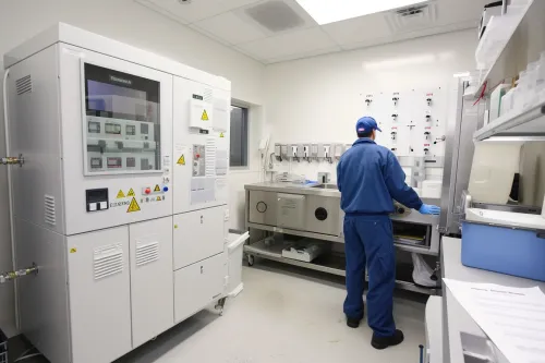 Un technicien professionnel effectue la maintenance annuelle d'une chaudière pour garantir son bon fonctionnement